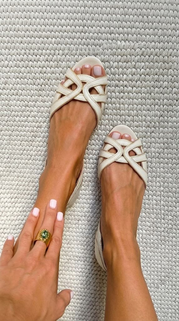 Bella | Sandalias Planas Crema Trenzadas