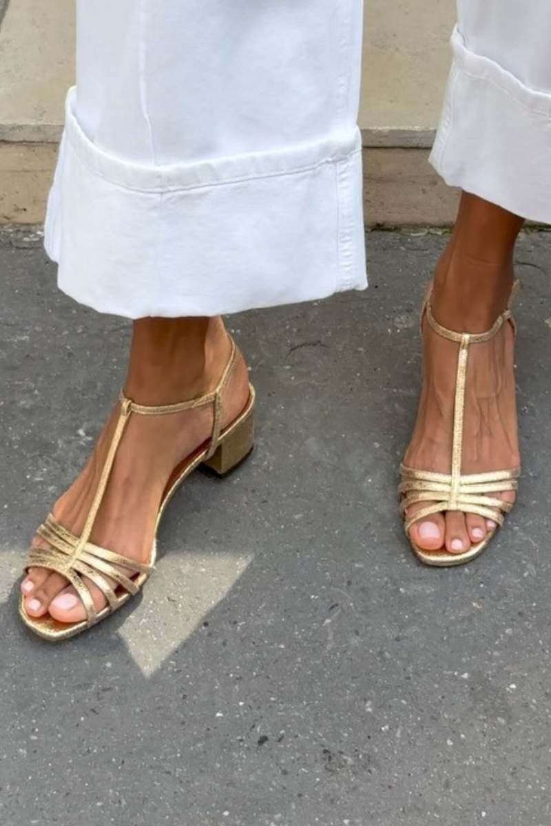 Eliseta | Sandalias Doradas con Tacón Bajo