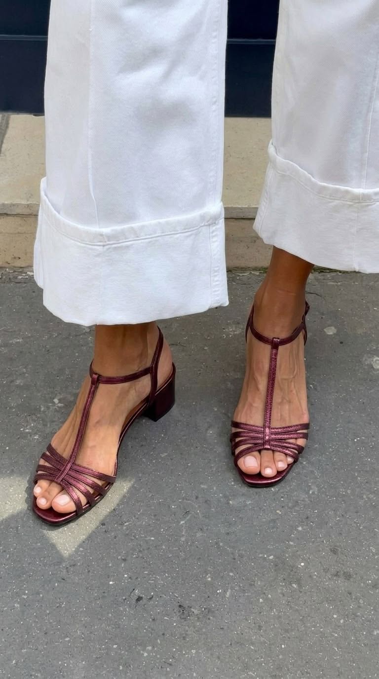 Eliseta | Sandalias Doradas con Tacón Bajo