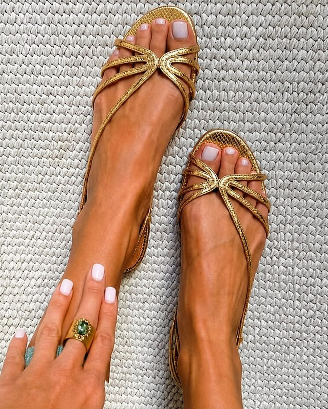 Dorada | Sandalias Planas Doradas con Tiras Finas